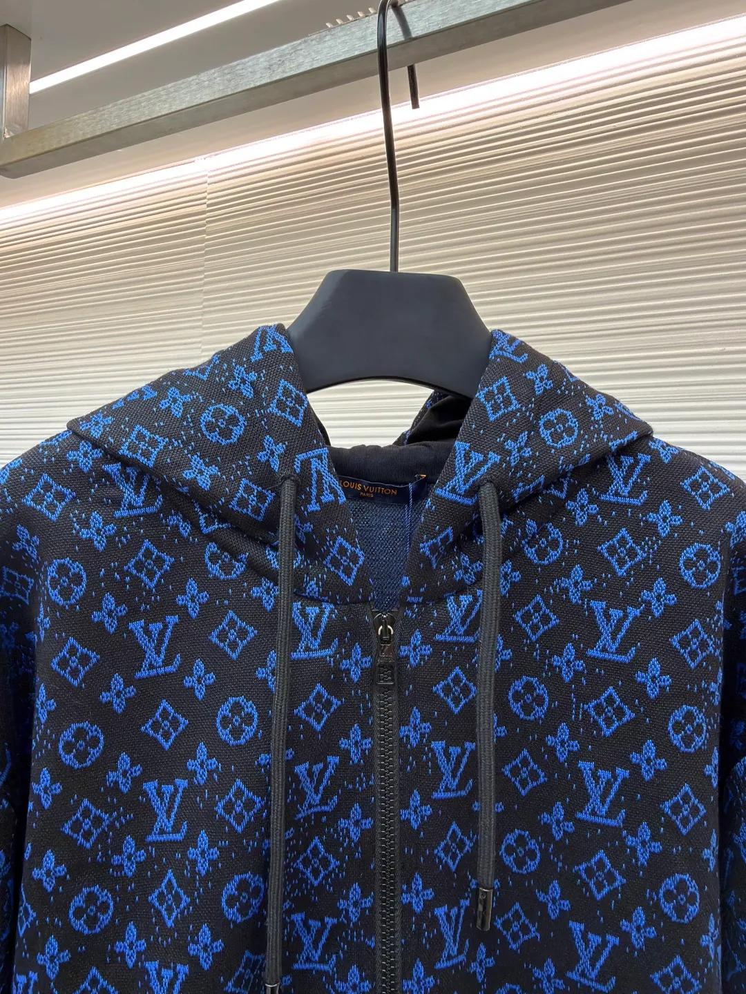 LOUIS VUITTON presbyopia jacquard hoodie ●Original version: purchased and developed for 13400 ●Item number: 1680951-B60 ●Fabric: spun fabric ●Technology: jacquard production ●Version: fitted version ●Weight: about 725 grams ●Size: XS-S-M-L ●Description: The fabric is woven using [18-needle double-sided jacquard machine imported from Italy], weight [280g], disassembled Y version [Chemical T test yarn count parameters], completely [1:1 reduced material process], using [4 groups of yarns with different composition specifications], presbyopic letter blue yarn is used [150D/144 F] Polyester material semi-matt low elastic yarn, later stage [4 strands of yarn twisted], the black yarn is [pure cotton ring-spun 32s double-ply cotton yarn], the bottom yarn is made of [150D/36F] polyester material semi-matt low elastic yarn, interlayer black yarn [140D/36F] nylon material semi-matt high elastic yarn, later stage Single strands of yarn are woven into two strands, and the jacquard weave is made by [purely hand-drawn stitches]. All spots on the fabric are marked out one stroke at a time. If the full-width jacquard loom is turned on too fast, the gray fabric will easily produce holes and threads. One loom can weave less than 30 kilograms of gray fabric in a day, and the weaving cost is extremely high. Clothing It adopts [hand-cut front center positioning flower], [restored flower cutting] for pockets, [positioning flower starting position] on both the front and back sleeves, the placket zipper uses [semi-painted puller], matching [nylon material high elastic yarn flat machine] woven rib, [cotton material 0.6cm wide core-covered hat rope + spray-painted medium hanging clock]. The overall wiring is straight and delicate, the fabric is comfortable and soft, and the color is consistent without color difference. It can be matched with the same style to create a fashionable look and control various occasions. Customized accessories, complete with three standards, same style for men and women!